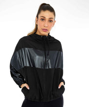 Cargar imagen en el visor de la galería, Model Front: Alto Giro Fitness Haut Jaqueta Tecnospan Recortes Preto
