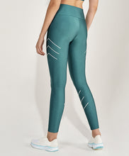 Cargar imagen en el visor de la galería, Model Back: Alto Giro Fitness Bas Legging Atlanta Fitas Refletivas Verde Strong

