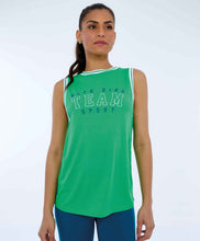 Cargar imagen en el visor de la galería, Model Front: Alto Giro Fitness Haut Regata Nylon Dry Alongada Verde Classic

