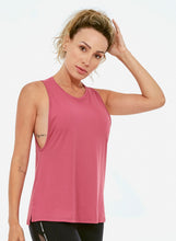 Cargar imagen en el visor de la galería, Model Front: Alto Giro Fitness Haut Regata Skin Fit Aberturas Laterais Cinza Rosa

