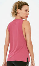 Cargar imagen en el visor de la galería, Model Back: Alto Giro Fitness Haut Regata Skin Fit Aberturas Laterais Cinza Rosa
