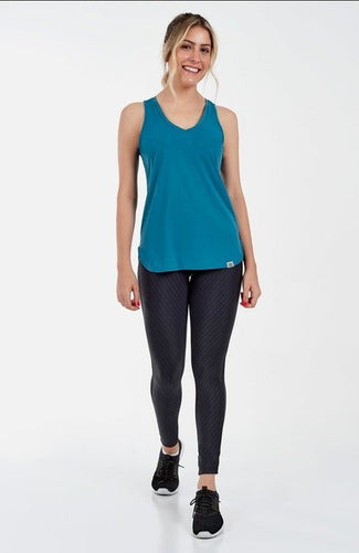 Model Front: Alto Giro Fitness Haut Regata Skin Fit Alongada Gola V Verde Strong