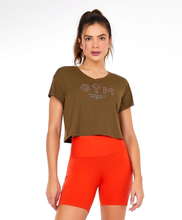 Cargar imagen en el visor de la galería, Model Front: Alto Giro Fitness Haut T-Shirt Cropped Skin Fit Gym Verde Olive

