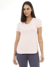 Cargar imagen en el visor de la galería, Model Front: Alto Giro Fitness Haut T-Shirt Skin Fit Alongada Gola V Rosa Respire
