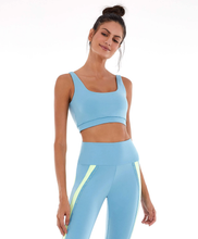 Cargar imagen en el visor de la galería, Model Front: Alto Giro Fitness Haut Top Blackout Costas Regata Azul Waters
