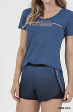 Cargar imagen en el visor de la galería, Model Front: Alto Giro Fitness Haut Top Fit Rajado
