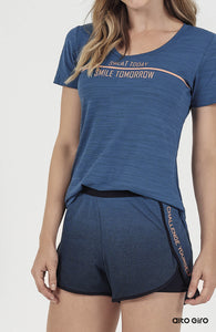Model Front: Alto Giro Fitness Haut Top Fit Rajado