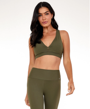 Cargar imagen en el visor de la galería, Model Front: Alto Giro Fitness Haut Top Hyper Costas Nadador Verde Olive
