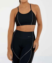 Cargar imagen en el visor de la galería, Model Front: Alto Giro Fitness Haut Top Hyper Recortes Atlanta Preto
