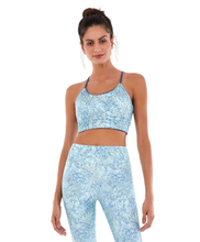 Cargar imagen en el visor de la galería, Model Front: Alto Giro Fitness Haut Top Staff Alcinha Dupla Face Azul Movement
