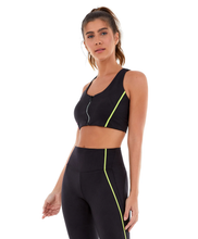 Cargar imagen en el visor de la galería, Model Front: Alto Giro Fitness Haut Top Velocity Com Ziper Holografico Preto
