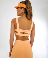 Cargar imagen en el visor de la galería, Model Back: Alto Giro Fitness Haut Top Verticale Detalhe Tiras Laranja Gym
