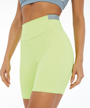 Cargar imagen en el visor de la galería, Bermuda Hyper Elastico Costas Verde Sharp
