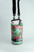 Cargar imagen en el visor de la galería, Model Back: Feelfree Sac De Plage Dry Tube 1,5L Tropical Harmony Mint
