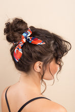 Cargar imagen en el visor de la galería, Leaves Scrunchie
