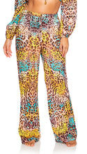 Cargar imagen en el visor de la galería, Model Front: Luli Fama Pantalon De Plage Bottom Flare Diosa Salvaje
