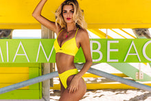 Cargar imagen en el visor de la galería, Image 04: Luli Fama Bas Bottom Laced Glowstick Orillas
