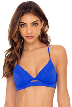 Cargar imagen en el visor de la galería, Model Front: Luli Fama Haut Top High Blue My Mind Orillas
