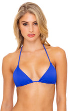 Cargar imagen en el visor de la galería, Model Front: Luli Fama Haut Top Seamless Blue My Mind Orillas
