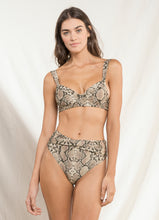 Cargar imagen en el visor de la galería, Model Front: Maaji Haut Top Bailey Joile Python
