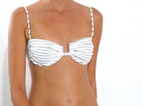 Cargar y reproducir el video en el visor de la galería, Video: Rio De Sol Chouchou Linea-White Scrunchie
