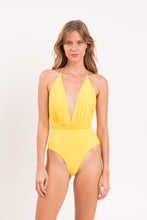 Cargar imagen en el visor de la galería, Model Front: Rio De Sol Une Pièce Amarelo New Vegas
