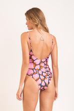 Cargar imagen en el visor de la galería, Model Back: Rio De Sol Une Pièce Amore-Pink Hype

