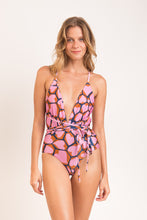 Cargar imagen en el visor de la galería, Model Front: Rio De Sol Une Pièce Amore-Pink New Vegas
