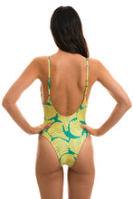 Cargar imagen en el visor de la galería, Model Back: Rio De Sol Une Pièce Banana Yellow Hype
