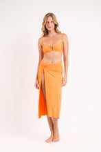 Cargar imagen en el visor de la galería, Model Front: Rio De Sol Jupe De Page Bio-Laranjada Long Skirt Knot
