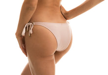 Cargar imagen en el visor de la galería, Image 07: Rio De Sol Bas Bottom Essence Invisible
