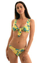 Cargar imagen en el visor de la galería, Model Front: Rio De Sol Bas Bottom Florescer Highleg
