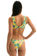 Cargar imagen en el visor de la galería, Model Back: Rio De Sol Bas Bottom Florescer Highleg
