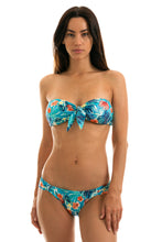 Cargar imagen en el visor de la galería, Model Front: Rio De Sol Bas Bottom Isla Bandeau
