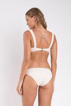 Cargar imagen en el visor de la galería, Model Back: Rio De Sol Bas Bottom Malibu-Natural Essential-Comfy
