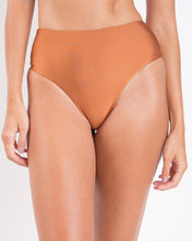 Cargar imagen en el visor de la galería, Gallery: Rio De Sol Bas Bottom Nocciola Hotpants
