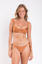 Cargar imagen en el visor de la galería, Model Front: Rio De Sol Bas Bottom Nocciola Italy
