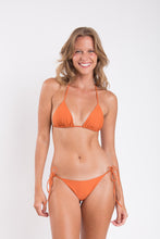 Cargar imagen en el visor de la galería, Model Front: Rio De Sol Bas Bottom Ocre Ibiza-Comfy
