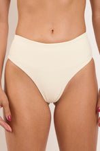 Cargar imagen en el visor de la galería, Gallery: Rio De Sol Bas Bottom Off-White Hotpants
