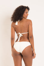 Cargar imagen en el visor de la galería, Model Back: Rio De Sol Bas Bottom Off-White Mel-Comfy
