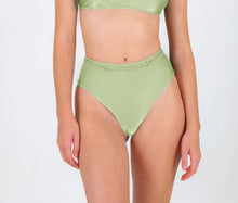 Cargar imagen en el visor de la galería, Gallery: Rio De Sol Bas Bottom Oliva Hotpants
