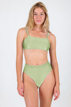 Cargar imagen en el visor de la galería, Model Front: Rio De Sol Bas Bottom Oliva Hotpants
