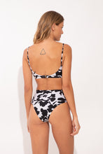 Cargar imagen en el visor de la galería, Model Back: Rio De Sol Bas Bottom Poppy Hotpants
