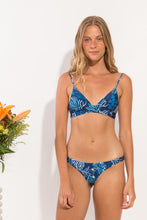 Cargar imagen en el visor de la galería, Model Front: Rio De Sol Bas Bottom Reef Essential
