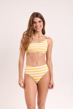 Cargar imagen en el visor de la galería, Model Front: Rio De Sol Bas Bottom Sunshine Hotpants
