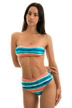Cargar imagen en el visor de la galería, Model Front: Rio De Sol Bas Bottom Upbeat Reto Hotpant
