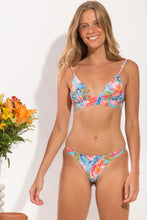 Cargar imagen en el visor de la galería, Model Front: Rio De Sol Bas Bottom Zinnia Leblon
