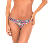 Cargar imagen en el visor de la galería, Model Front: Rio De Sol Bas Calcinha Folk Strappy
