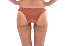 Cargar imagen en el visor de la galería, Model Back: Rio De Sol Bas Calcinha Radiante Canela Cropped
