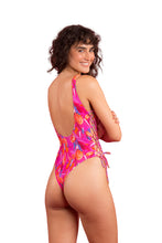 Cargar imagen en el visor de la galería, Model Back: Rio De Sol Une Pièce Flavors Zoe
